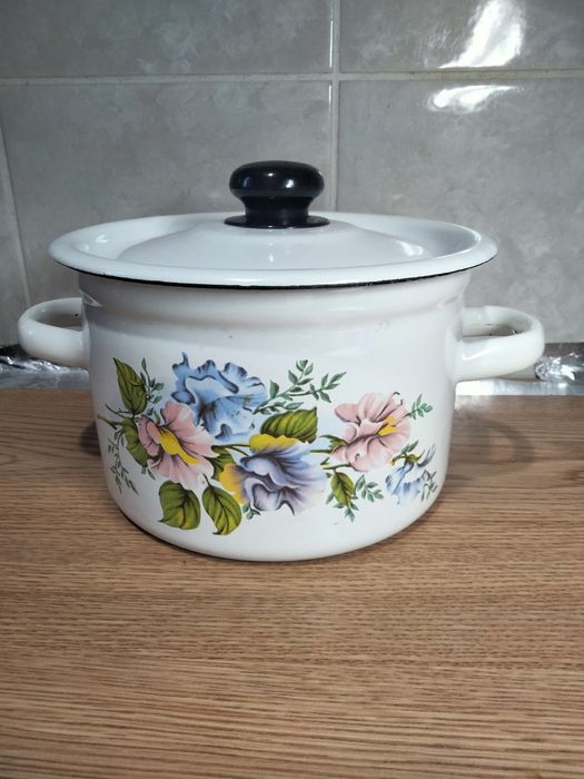 Емальована кастрюля