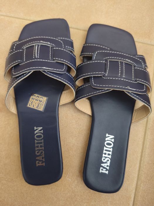 Chinelas azuis novas