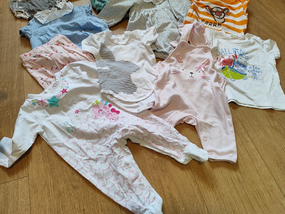 Roupa de bebé, várias marcas 12€