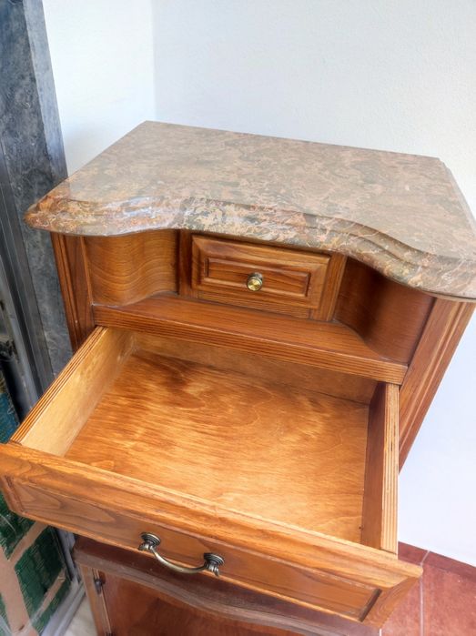 Mesa de cabeceira com pedra mármore