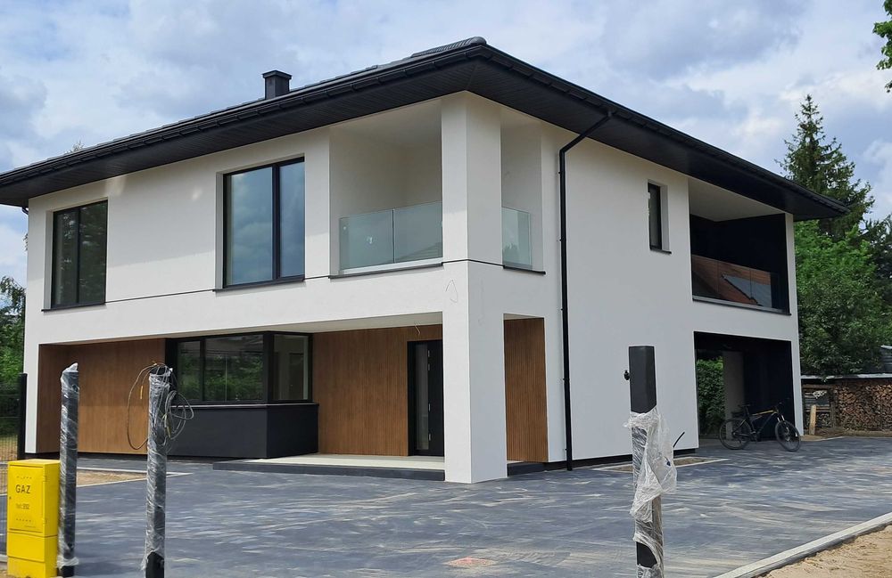 Szklana balustrada samonośna w systemie bezsłupkowym