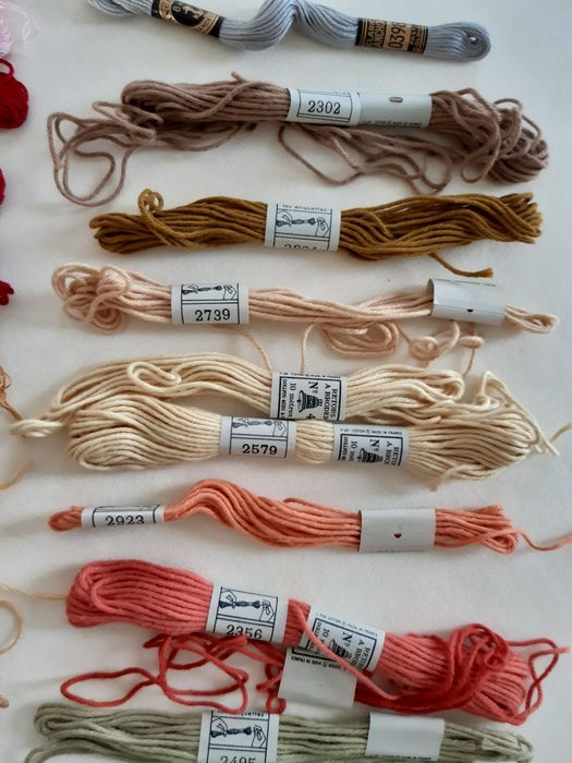 dezenas de Fios de bordar novos
