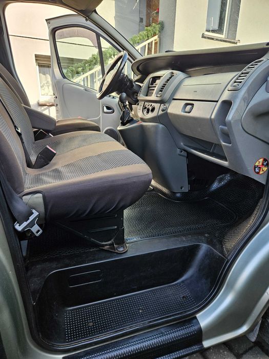 Renault Trafic passenger 2,0 115km nawiewy tył jak vivaro 2008r