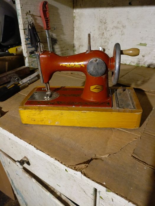 Вінтажна швейна дитяча машинка часів СРСР в о ригінальному кейс
