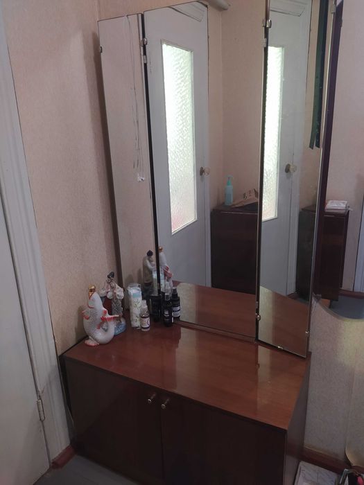 Трюмо (тумбочка з дзеркалом)