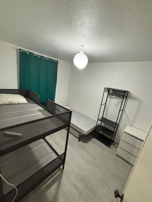 ALUGO QUARTO partilhado em Rio de Mouro junto ao Shopping Alegro Sintra/ DESPESAS INCLUSAS