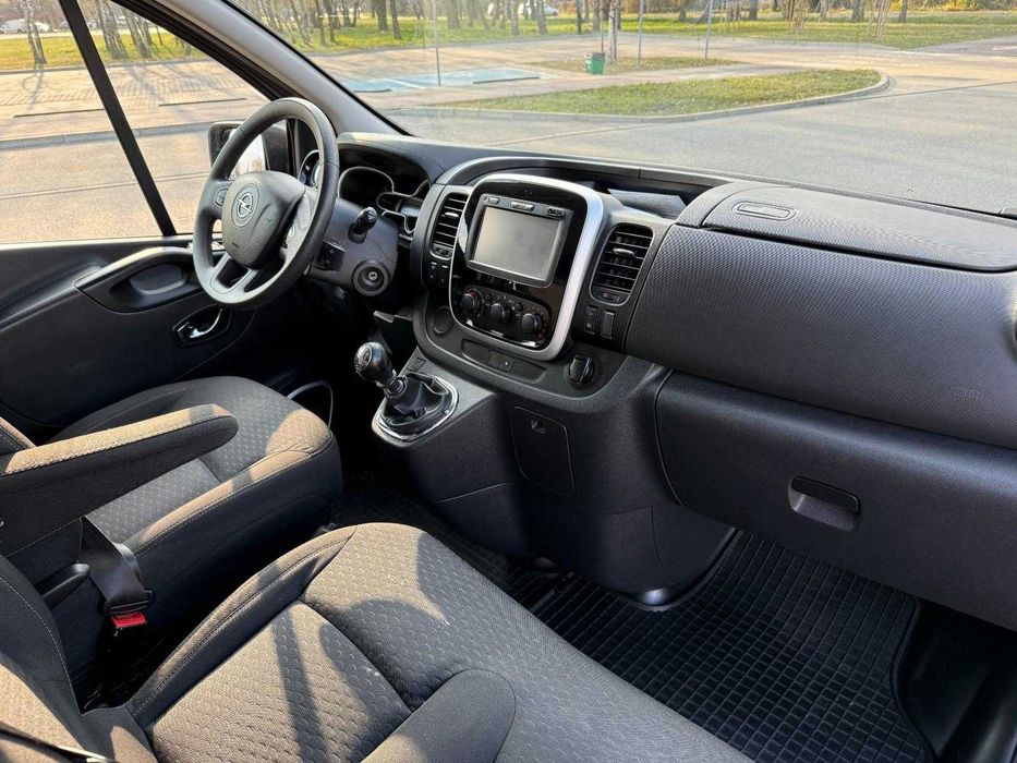 Wynajem busa 9-osobowego Opel Vivaro wypożyczalnia samochodów klima wolne terminy na SIERPIEŃ