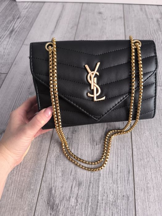 Mała czarna torebka pikowana z złotymi dodatkami jak YSL