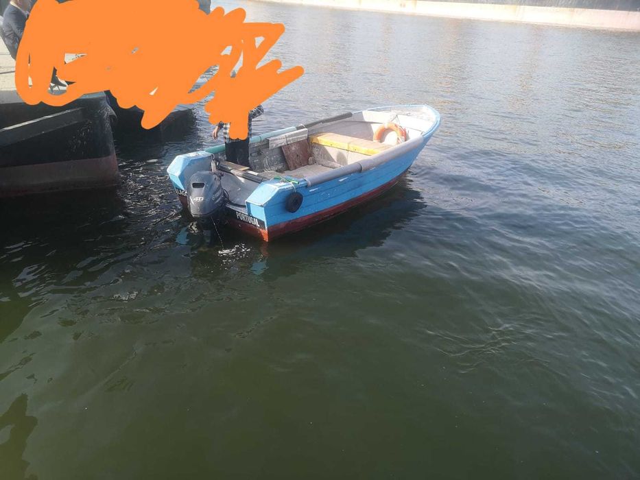 barco de pesca profissional com motor