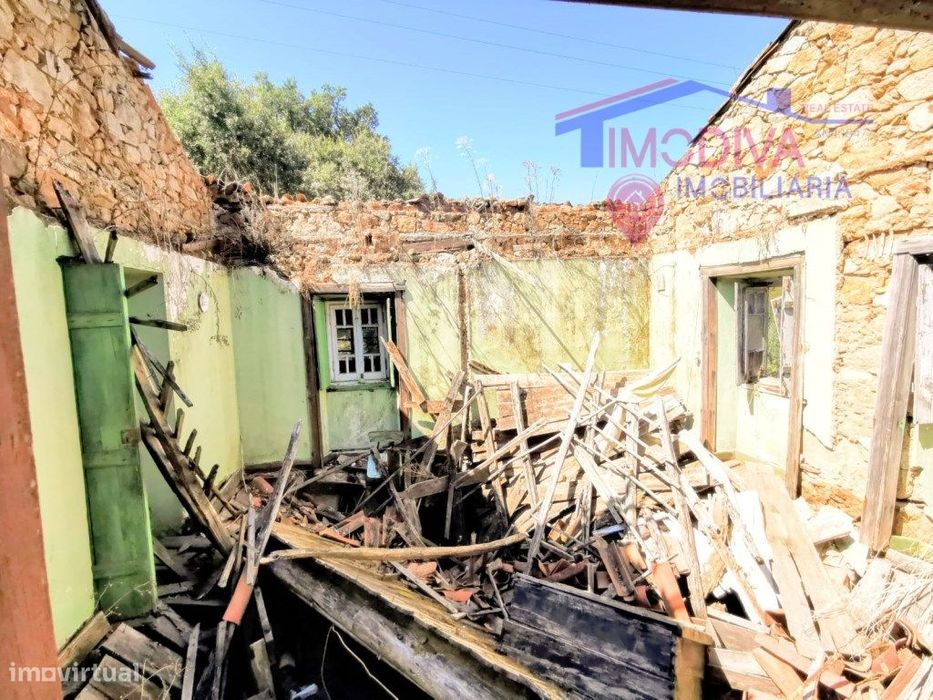 Moradia T2 com terreno a confrontar com ribeira em Figueiró dos Vinhos