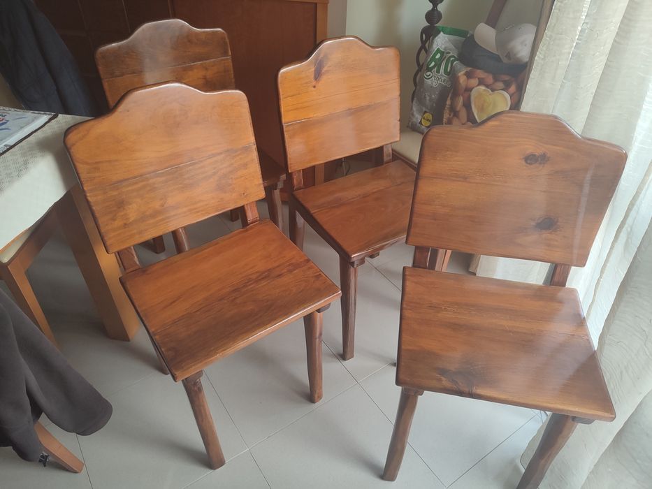 Conjunto de 4 Cadeiras Antigas e Rústicas, estilo Medieval em madeira maciça de Pinho