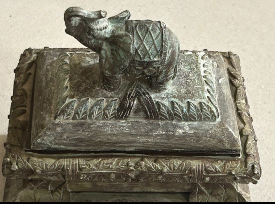 Caixa decorativa / porta joias com figura de elefante