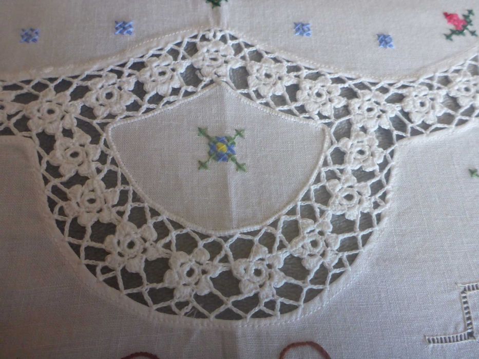 Toalha de linho abundantemente bordada a ponto cruz e renda 125x125cm