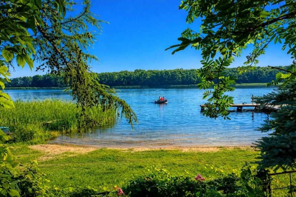 Działka nad samym jeziorem, od 3300m2, warunki zabudowy na dom jednorodzinny.