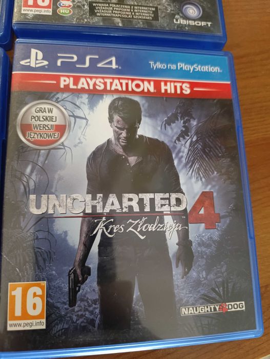 PS4 500GB, 2 Pady, 4 gry.