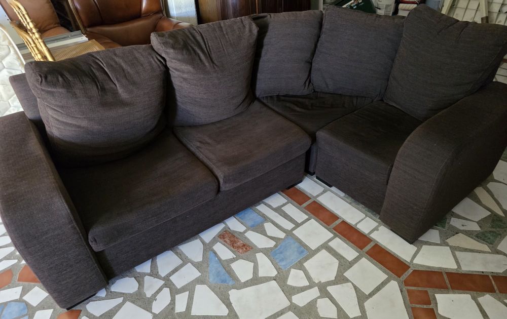 sofá de canto castanho