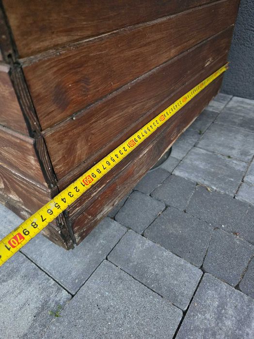 Mała buda dla psa.