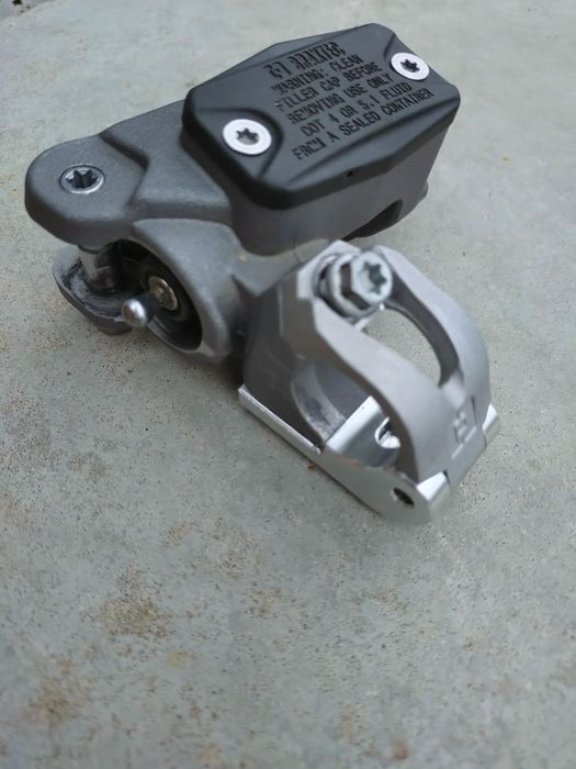 Zestaw naprawczy ułamanego mocowania pompy brembo bracktec ktm