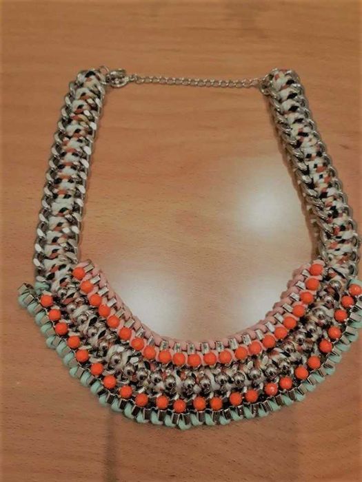 Colar vistoso e colorido