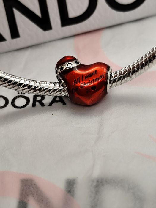 Conta coração com gorro da Pandora