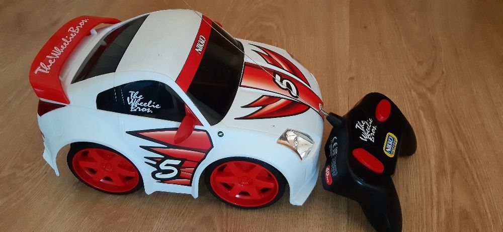 Carro telecomandado branco