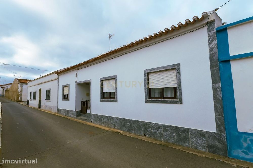 Moradia T3 com quintal, garagem e anexos no centro de Ervidel