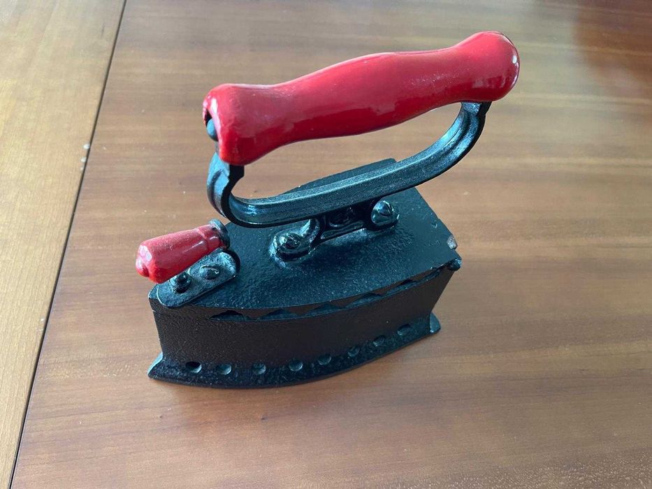 Ferro de engomar antigo em ferro e a carvão - vintage