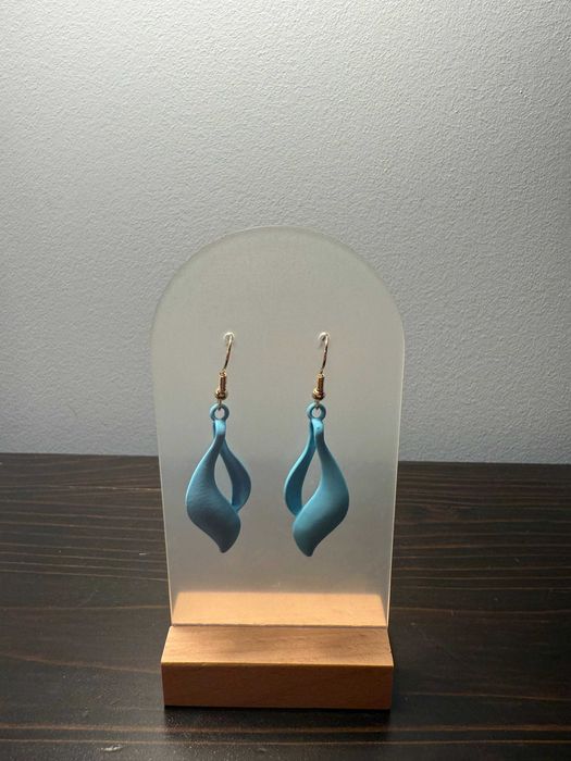 wiszące kolczyki w kształcie płomienia