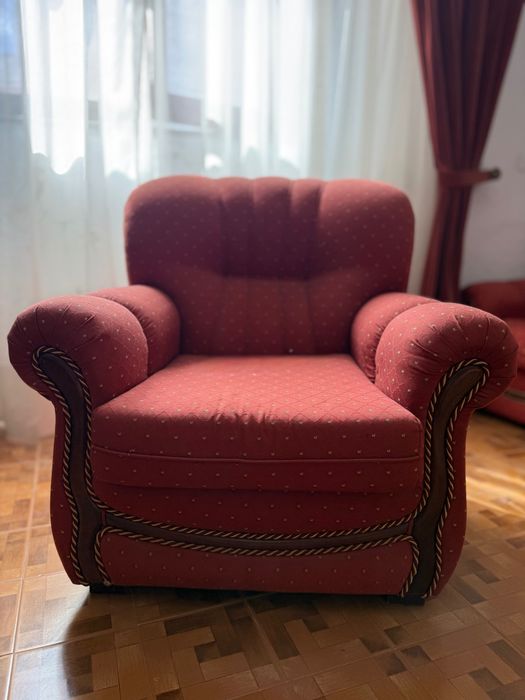 Conjunto sofá cama 3 lugares e 2 poltronas em tecido vermelho/bordô