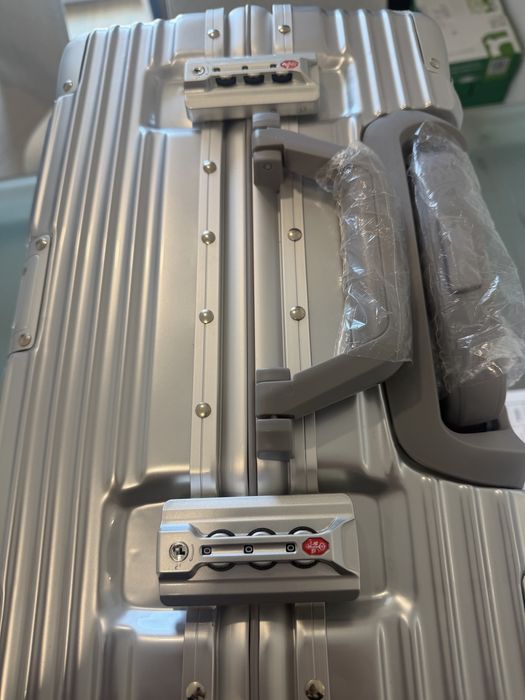 Mala de viagem com rodas e cadiado