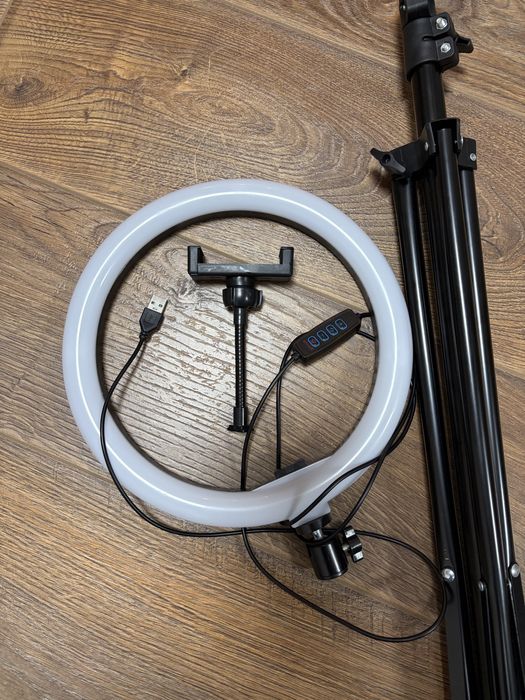 Кільцева лампа зі штативом