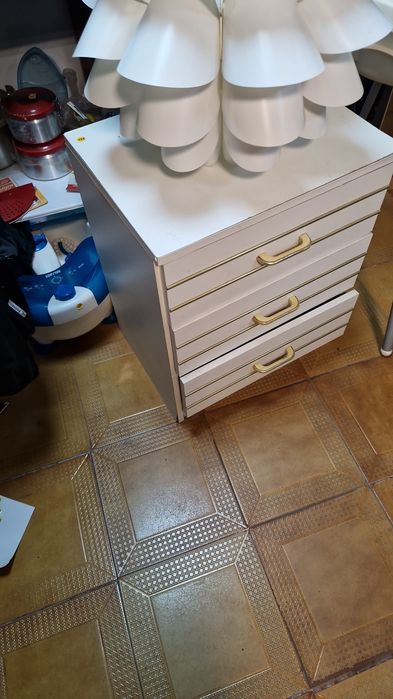 Mesinha de cabeceira branca