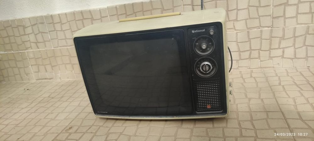 TV dos anos 70 a preto e branco.