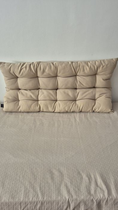 Cabeceira de cama acolchoada da Calma House  medidas 100cm X  60