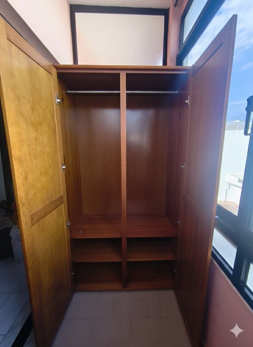 Roupeiro em Pinho Maciço – Qualidade Real