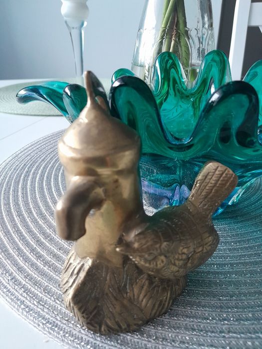 Ptak siedzący na studni całości wykonana z mosiądzu