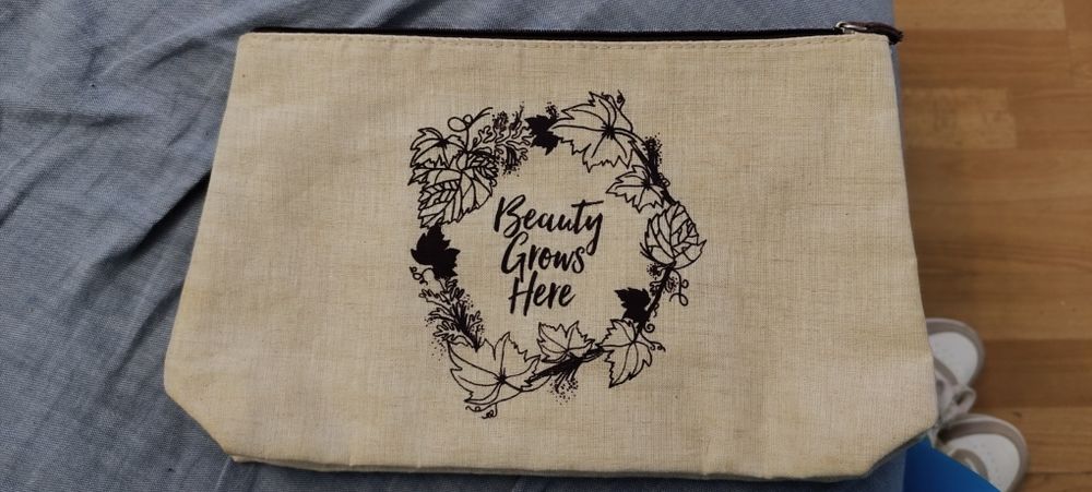 Bolsa de tecido nova. Forrada por dentro. Tamanho médio.