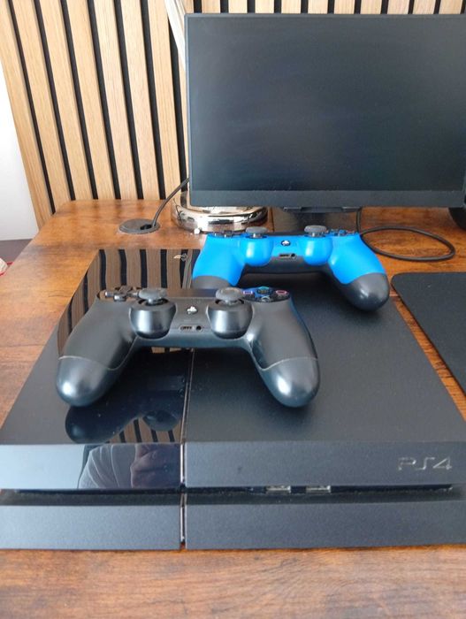 Playstation 4 500GB com dois comandos