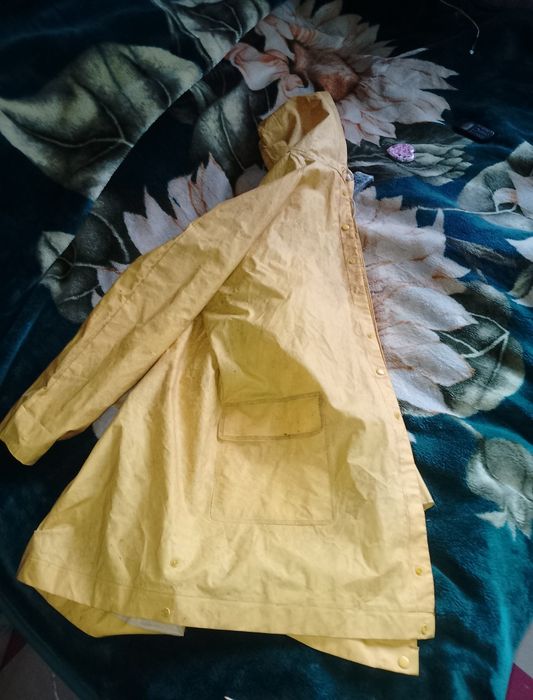 Продам плащик с капюшоном.