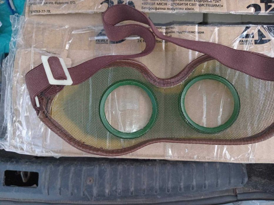 Спецодежда,  халаты, жилеты, очки, калоши, нарукавники, иглы и т.д