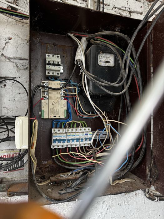 Електрик, підключення резервного живлення, гібридного інвертора