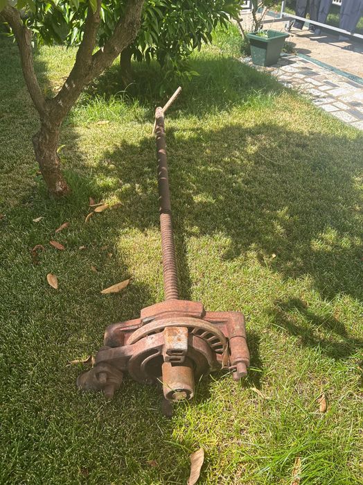 Fuso de prensa com duas cunhas