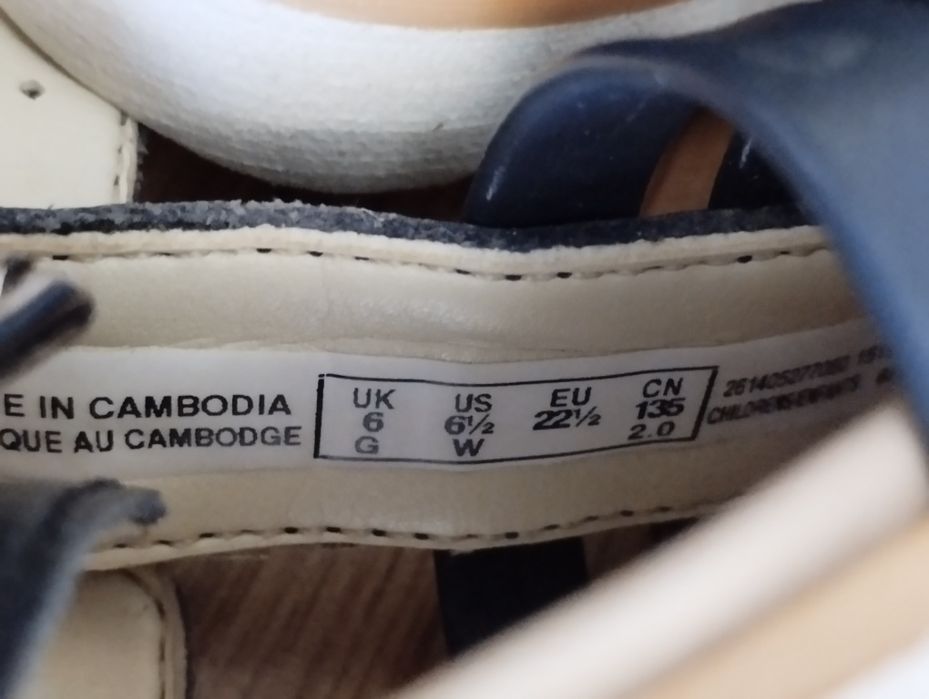 Дитячі шкіряні босоніжки CLARKS розмір 22