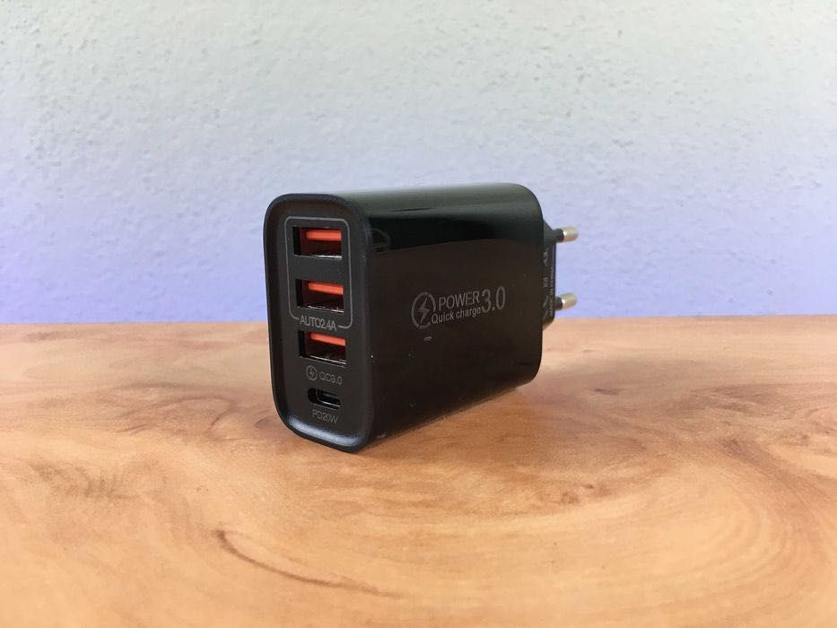 Carregador 3x USB-A / USB-C (novo)