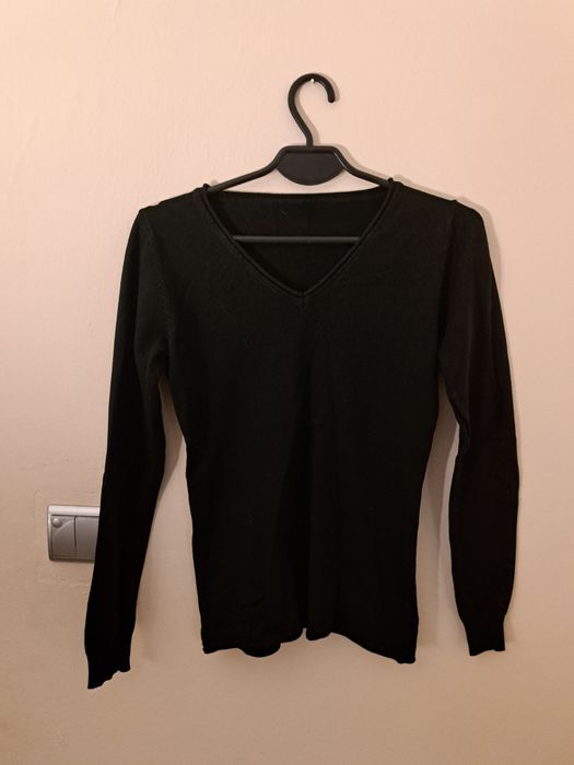 Czarna bluzka z dekoldem i długimi rękawami