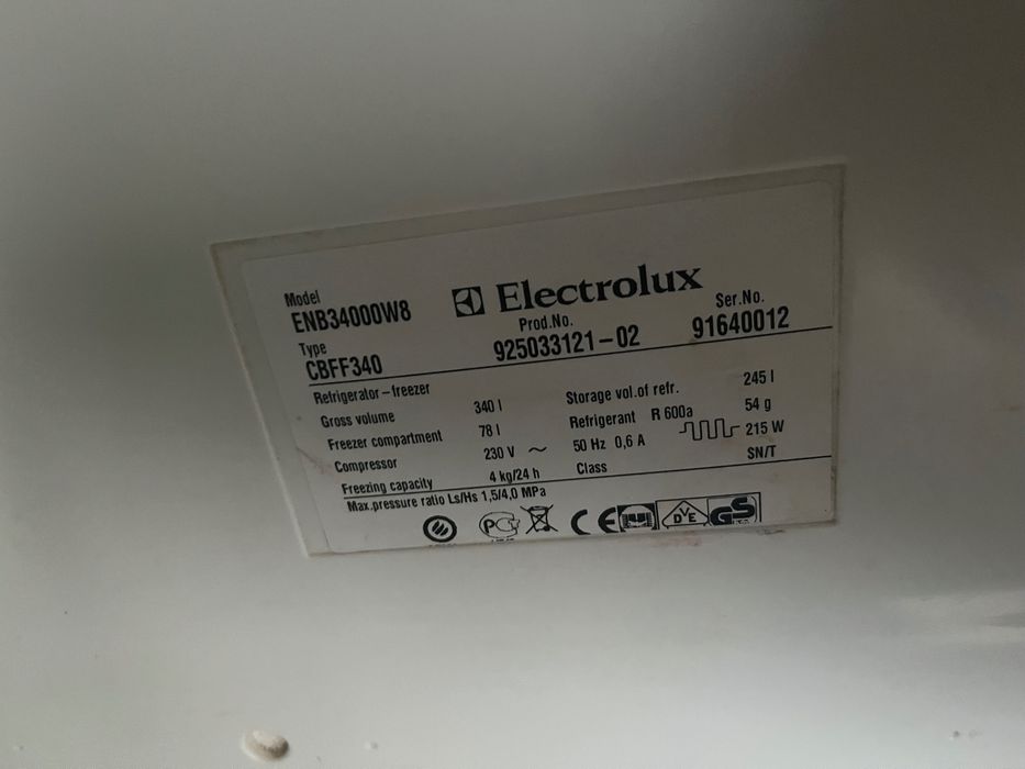 Продам холодильник Electrolux ENB 34000 W8