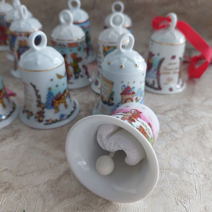 Porcelanowy dzwonek bożonarodzeniowy marki Hutschenreuther 2001