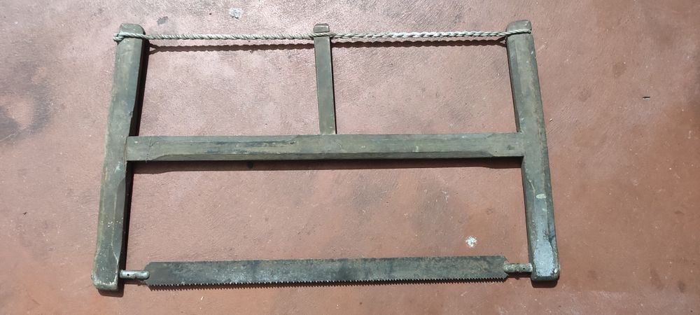 Serra manual muito antiga de madeira