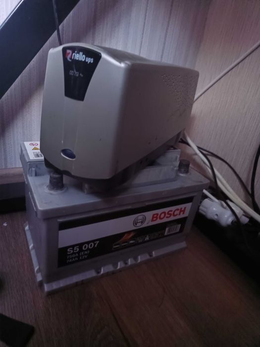 Джерело безперебійного живлення Riello UPS.