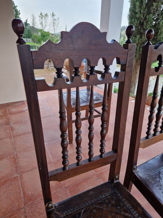 Vendo 8 cadeiras em mogno e assento em couro+ 2 cadeiras de braços
